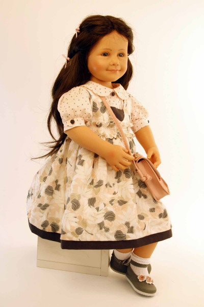 Schildkröt Manufaktur Puppe Jenny sitzend 65 cm von Sieglinde Frieske braune Haare, Kleidung weiss/rose/braun Begrenzt auf 3 Tage