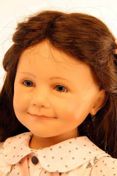 Schildkröt Manufaktur Puppe Jenny sitzend 65 cm von Sieglinde Frieske braune Haare, Kleidung weiss/rose/braun Begrenzt auf 3 Tage