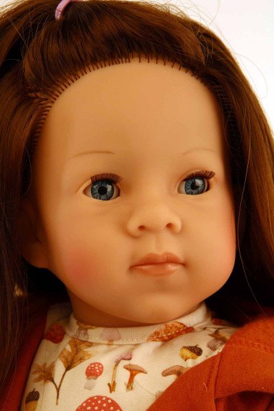 Schildkröt Manufaktur Stehpuppe Elli 52 cm braune Haare, blaue Schlafaugen, Kleidung Pilzchen 2025