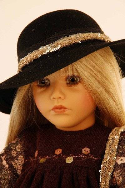 Schildkröt Manufaktur Puppe Carolina sitzend 53 cm von Sybille Sauer blonde Haare, Kleidung Glitzerlook Verkauf