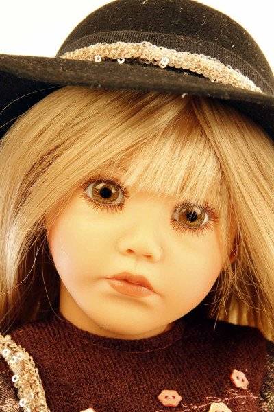Schildkröt Manufaktur Puppe Carolina sitzend 53 cm von Sybille Sauer blonde Haare, Kleidung Glitzerlook Verkauf