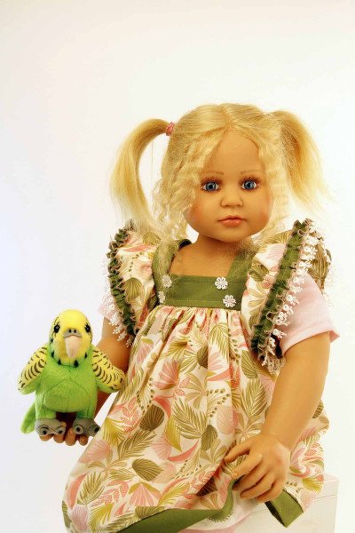 Schildkröt Manufaktur Puppe Johanna von Brigitte Paetsch 70 cm sitzend, blonde Haare, Kleidung grün/rose Fabrikverkauf