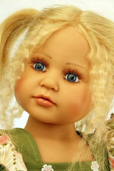 Schildkröt Manufaktur Puppe Johanna von Brigitte Paetsch 70 cm sitzend, blonde Haare, Kleidung grün/rose Fabrikverkauf
