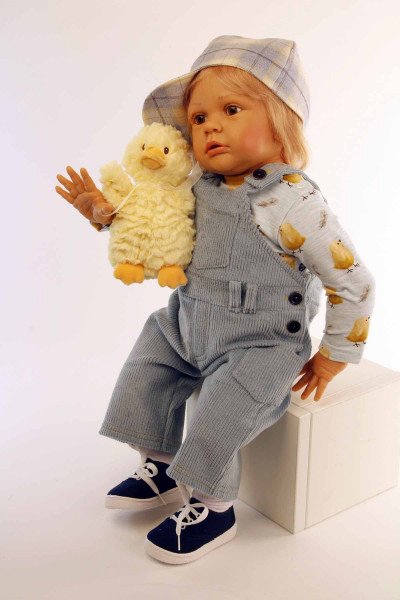 Schildkröt Manufaktur Puppe Louis 60 cm von Gudrun Legler, blonde Haare, Kleidung blau/gelb Meist gekauft
