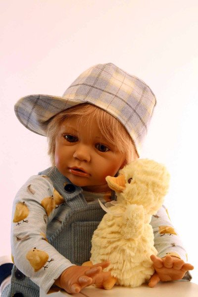 Schildkröt Manufaktur Puppe Louis 60 cm von Gudrun Legler, blonde Haare, Kleidung blau/gelb Meist gekauft