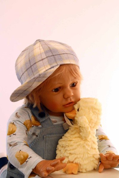 Schildkröt Manufaktur Puppe Louis 60 cm von Gudrun Legler, blonde Haare, Kleidung blau/gelb Meist gekauft