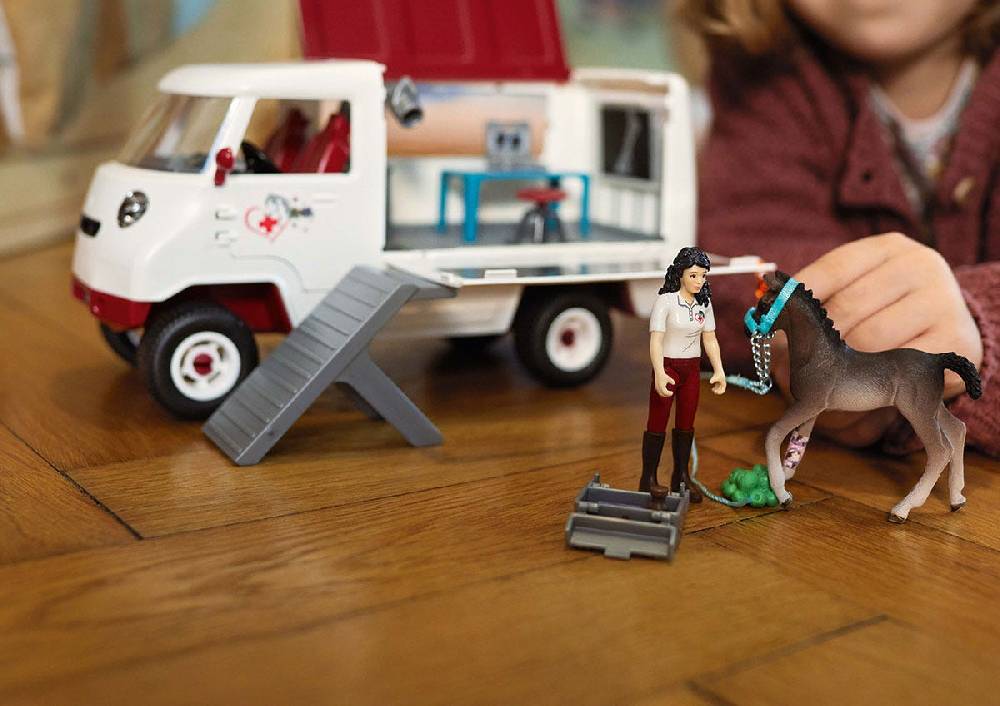 Schleich Mobile Tierärztin mit Hannoveraner Fohlen Meist gekauft