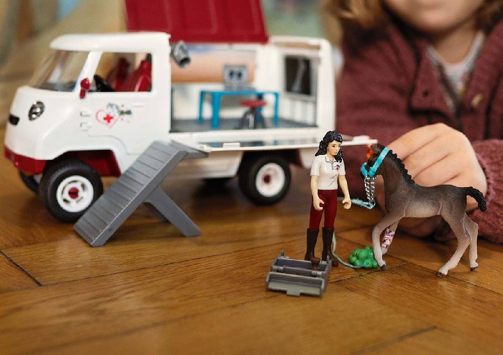 Schleich Mobile Tierärztin mit Hannoveraner Fohlen Meist gekauft
