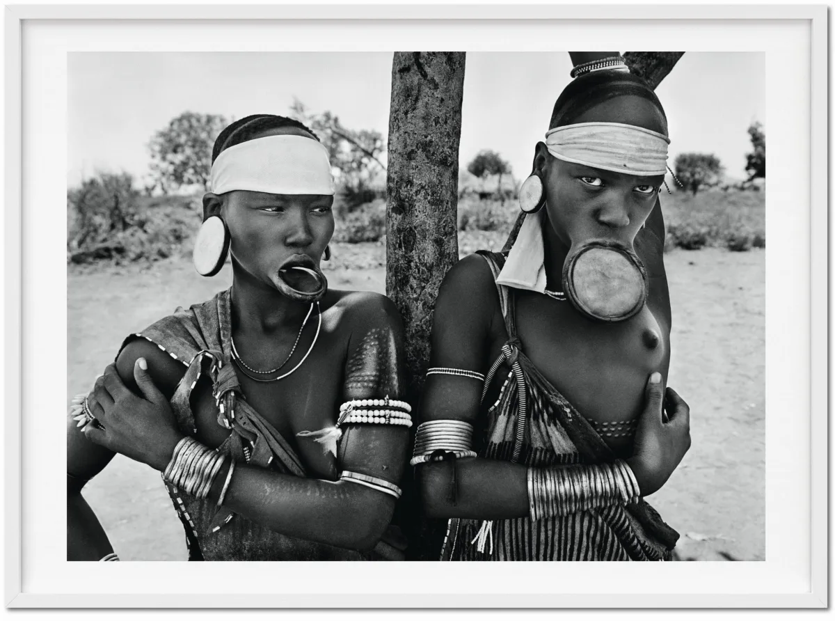 TASCHEN Sebastião Salgado. Genesis. Art Edition No. 1–100 ‘Two Mursi Women, Omo Valley, Ethiopia’ Kostenloser Versand international