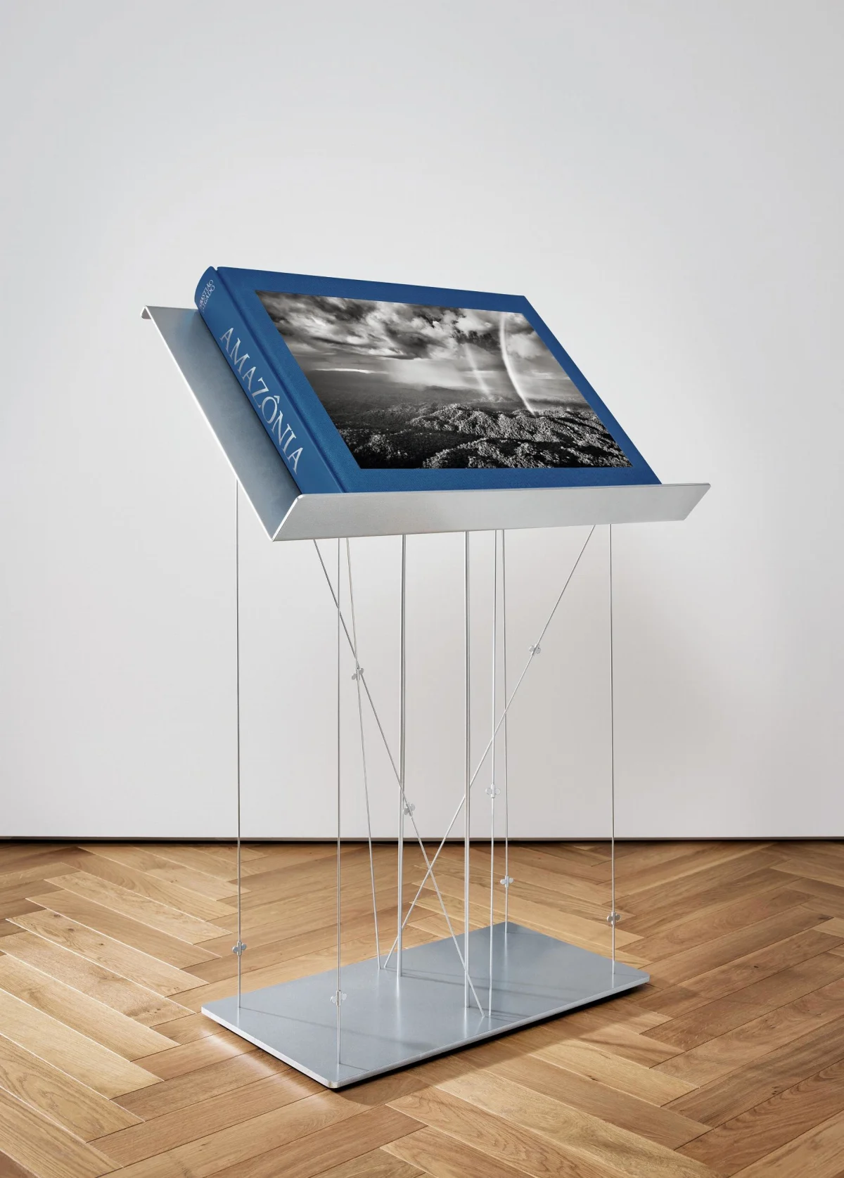 TASCHEN Sebastião Salgado. Amazônia, Art Edition No. 1–100 ‘Adão Yawanawá in a headdress of eagle feathers’ Limitierter Zeitrabatt