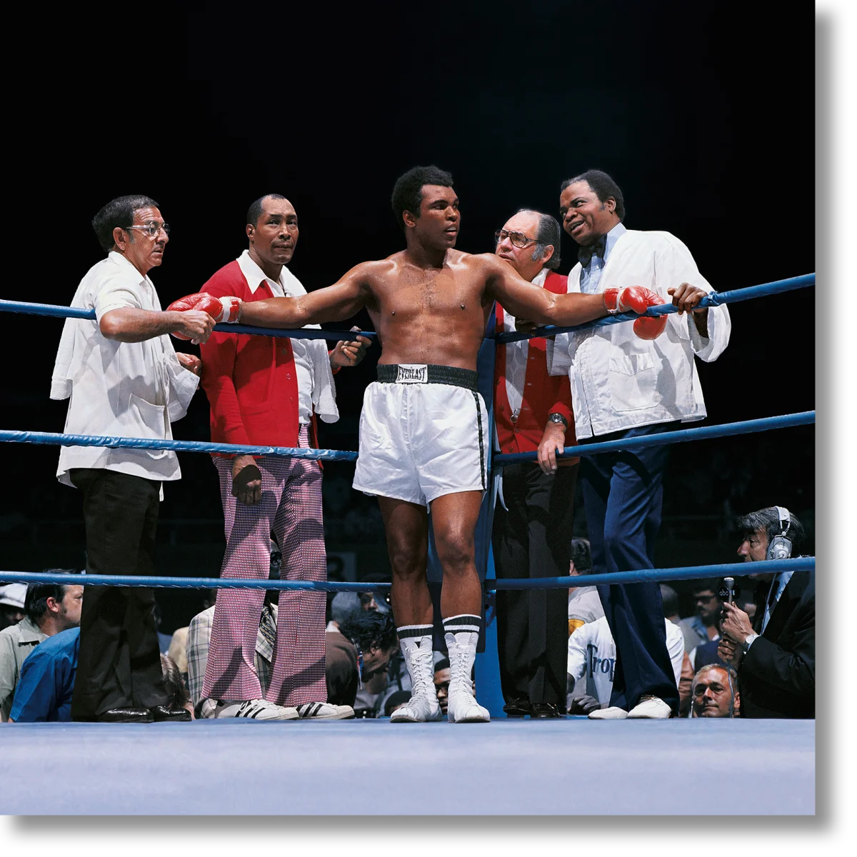 TASCHEN Neil Leifer. Homage to Ali. 'Ali vs. Lyle, The Champ's Corner, 1975'