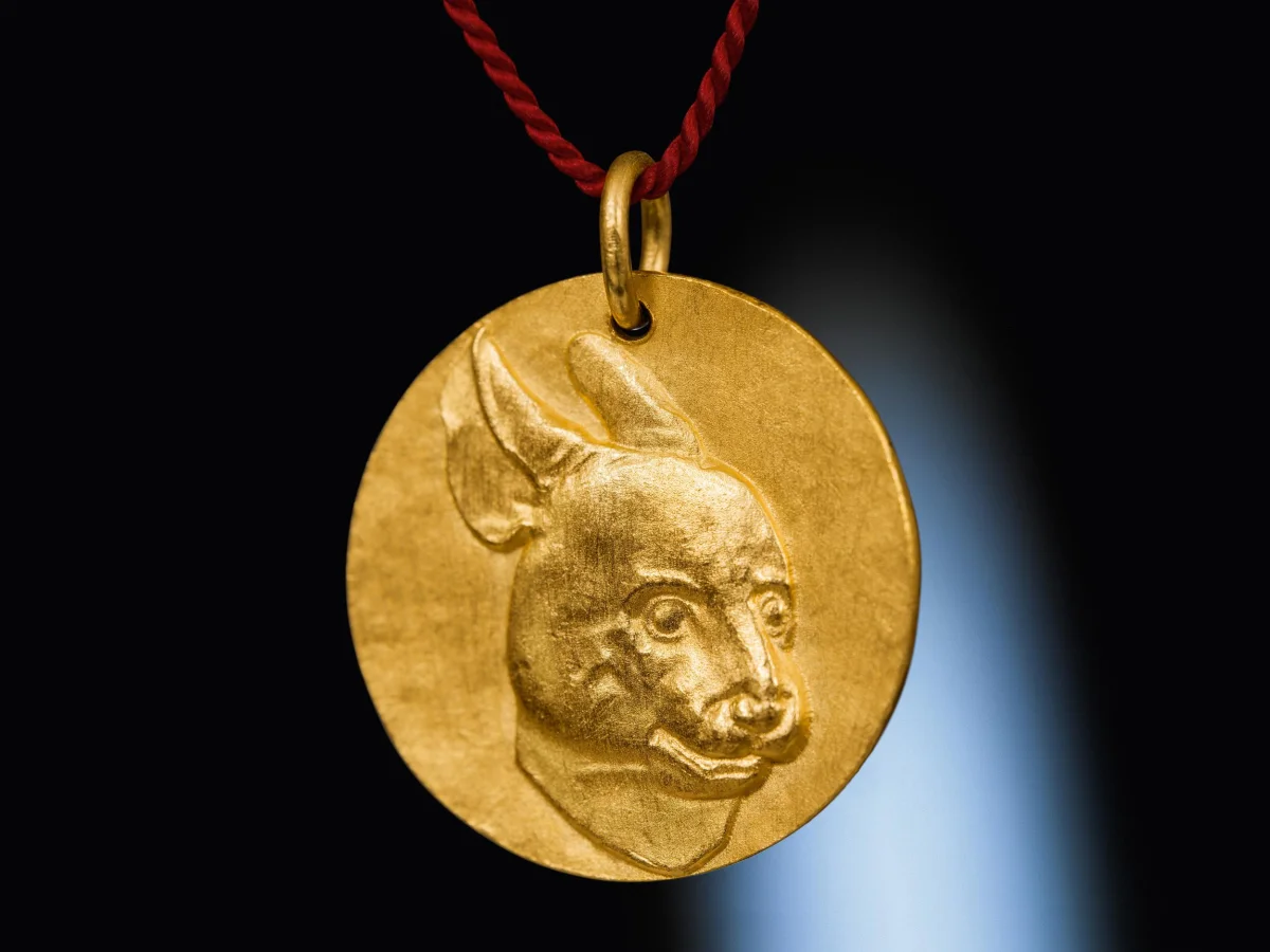 TASCHEN Ai Weiwei. Zodiac Charm ‘Rabbit’ 50% Rabatt mit kostenlosem Versand