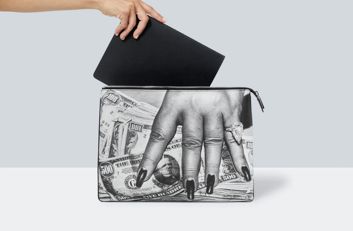 TASCHEN TASCHEN Pouch. Helmut Newton ‘Fat Hand and Dollars’ Fabrikpreis